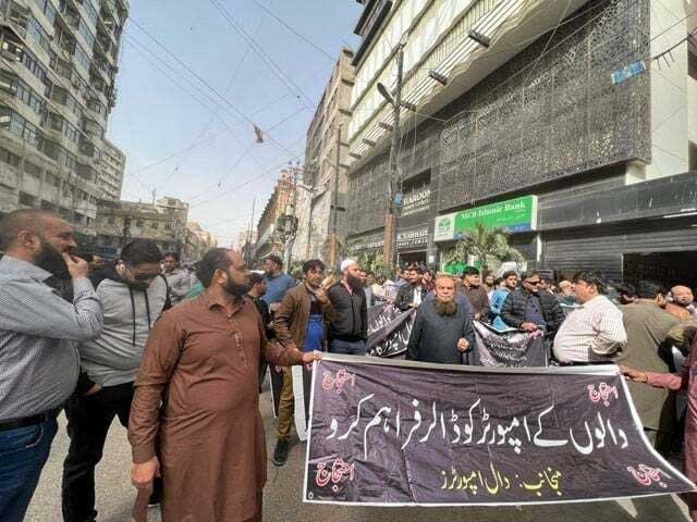 Traders Protest Outside SBP