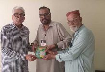 Manzar Naqvi Secretary General Karachi Editors Club presenting a book