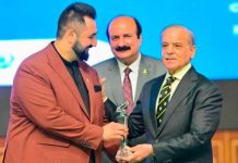 PM Shahbaz Sharif awarded Shahryar Memon with a special award