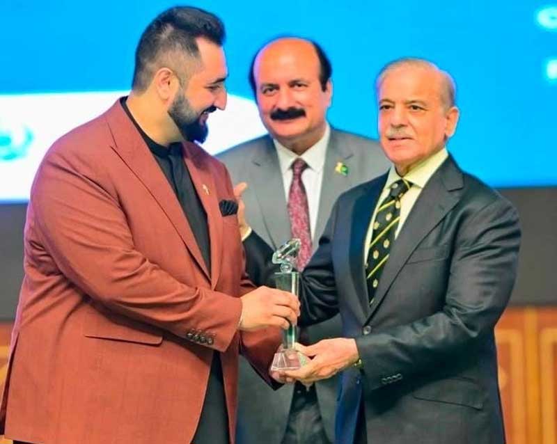 PM Shahbaz Sharif awarded Shahryar Memon with a special award PM Shahbaz Sharif awarded Shahryar Memon with a special award
