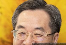 Ding discusses AI development with Tsinghua advisory board Ding Xuexiang